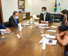 Governador Carlos Massa Ratinho Junior em reuniao com o presidente da cooperativa LAR.Foto: Ari Dias/ AEN.