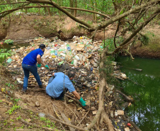Mutirão retira quatro toneladas de lixo do Arroio da Ronda. Foto: Sanepar