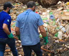 Mutirão retira quatro toneladas de lixo do Arroio da Ronda. Foto: Sanepar