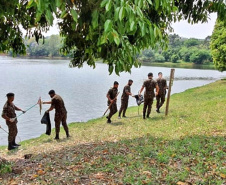 Um mutirão de limpeza tomou conta do Lago Jaboti, principal cartão postal de Apucarana na manhã desta quarta-feira (29). A ação foi promovida pela Companhia de Saneamento do Paraná (Sanepar) e pela Prefeitura de Apucarana, por meio da Secretaria Municipal de Meio Ambiente (Sema), marcando a Semana do Voluntariado do Paraná.  -  Apucarana, 29/09/2021  -  Foto: Sanepar