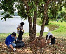 Um mutirão de limpeza tomou conta do Lago Jaboti, principal cartão postal de Apucarana na manhã desta quarta-feira (29). A ação foi promovida pela Companhia de Saneamento do Paraná (Sanepar) e pela Prefeitura de Apucarana, por meio da Secretaria Municipal de Meio Ambiente (Sema), marcando a Semana do Voluntariado do Paraná.  -  Apucarana, 29/09/2021  -  Foto: Sanepar