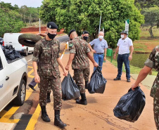Um mutirão de limpeza tomou conta do Lago Jaboti, principal cartão postal de Apucarana na manhã desta quarta-feira (29). A ação foi promovida pela Companhia de Saneamento do Paraná (Sanepar) e pela Prefeitura de Apucarana, por meio da Secretaria Municipal de Meio Ambiente (Sema), marcando a Semana do Voluntariado do Paraná.  -  Apucarana, 29/09/2021  -  Foto: Sanepar