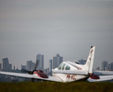 Quem precisa se deslocar entre Arapongas e Curitiba passou a contar com uma opção mais rápida e segura. O governador Carlos Massa Ratinho Junior confirmou nesta quarta-feira (30), no aeroporto municipal, a incorporação da cidade da Região Norte ao Voe Paraná, o maior programa de aviação regional do País. Foto: Jonathan Campos/AEN