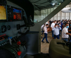 Quem precisa se deslocar entre Arapongas e Curitiba passou a contar com uma opção mais rápida e segura. O governador Carlos Massa Ratinho Junior confirmou nesta quarta-feira (30), no aeroporto municipal, a incorporação da cidade da Região Norte ao Voe Paraná, o maior programa de aviação regional do País. Foto: Jonathan Campos/AEN