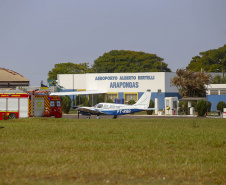 Quem precisa se deslocar entre Arapongas e Curitiba passou a contar com uma opção mais rápida e segura. O governador Carlos Massa Ratinho Junior confirmou nesta quarta-feira (30), no aeroporto municipal, a incorporação da cidade da Região Norte ao Voe Paraná, o maior programa de aviação regional do País. -  Arapongas, 30/09/2021  -  Foto Gilson Abreu/AEN