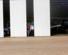 Quem precisa se deslocar entre Arapongas e Curitiba passou a contar com uma opção mais rápida e segura. O governador Carlos Massa Ratinho Junior confirmou nesta quarta-feira (30), no aeroporto municipal, a incorporação da cidade da Região Norte ao Voe Paraná, o maior programa de aviação regional do País. -  Arapongas, 30/09/2021  -  Foto Gilson Abreu/AEN