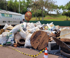 O mutirão ambiental realizado nesta quinta-feira (30) em Cascavel retirou cerca de 12 mil quilos de lixo e entulho nas áreas da bacia do Rio Cascavel, da região do Lago Municipal às margens da BR 277. A ação, promovida pela Sanepar, em parceria com a Copel, Secretaria Municipal de Meio Ambiente, ONG Amigos dos Rios, teve ajuda do Clube Regatas Cascavel, Rotary Clube Integração e voluntários da cidade.  -  Cascavel, 30/09/2021  -  Foto: Sanepar