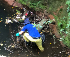 O mutirão ambiental realizado nesta quinta-feira (30) em Cascavel retirou cerca de 12 mil quilos de lixo e entulho nas áreas da bacia do Rio Cascavel, da região do Lago Municipal às margens da BR 277. A ação, promovida pela Sanepar, em parceria com a Copel, Secretaria Municipal de Meio Ambiente, ONG Amigos dos Rios, teve ajuda do Clube Regatas Cascavel, Rotary Clube Integração e voluntários da cidade.  -  Cascavel, 30/09/2021  -  Foto: Sanepar