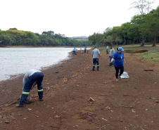 O mutirão ambiental realizado nesta quinta-feira (30) em Cascavel retirou cerca de 12 mil quilos de lixo e entulho nas áreas da bacia do Rio Cascavel, da região do Lago Municipal às margens da BR 277. A ação, promovida pela Sanepar, em parceria com a Copel, Secretaria Municipal de Meio Ambiente, ONG Amigos dos Rios, teve ajuda do Clube Regatas Cascavel, Rotary Clube Integração e voluntários da cidade.  -  Cascavel, 30/09/2021  -  Foto: Sanepar