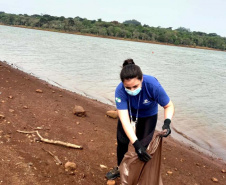 O mutirão ambiental realizado nesta quinta-feira (30) em Cascavel retirou cerca de 12 mil quilos de lixo e entulho nas áreas da bacia do Rio Cascavel, da região do Lago Municipal às margens da BR 277. A ação, promovida pela Sanepar, em parceria com a Copel, Secretaria Municipal de Meio Ambiente, ONG Amigos dos Rios, teve ajuda do Clube Regatas Cascavel, Rotary Clube Integração e voluntários da cidade.  -  Cascavel, 30/09/2021  -  Foto: Sanepar