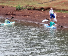 O mutirão ambiental realizado nesta quinta-feira (30) em Cascavel retirou cerca de 12 mil quilos de lixo e entulho nas áreas da bacia do Rio Cascavel, da região do Lago Municipal às margens da BR 277. A ação, promovida pela Sanepar, em parceria com a Copel, Secretaria Municipal de Meio Ambiente, ONG Amigos dos Rios, teve ajuda do Clube Regatas Cascavel, Rotary Clube Integração e voluntários da cidade.  -  Cascavel, 30/09/2021  -  Foto: Sanepar