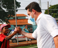 O governador Carlos Massa Ratinho Junior participou nesta quinta-feira (30), em Rolândia, na Região Norte, da inauguração de duas unidades do Meu Campinho, um dos principais programas de esporte e lazer do Governo do Estado. Ele anunciou  também a liberação de R$ 1.799.678,06 para a retomada da construção de um novo Centro Municipal de Educação Infantil (CMEI). 
Foto: Jonathan Campos/AEN