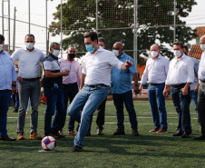 O governador Carlos Massa Ratinho Junior participou nesta quinta-feira (30), em Rolândia, na Região Norte, da inauguração de duas unidades do Meu Campinho, um dos principais programas de esporte e lazer do Governo do Estado. Ele anunciou  também a liberação de R$ 1.799.678,06 para a retomada da construção de um novo Centro Municipal de Educação Infantil (CMEI). 
Foto: Jonathan Campos/AEN