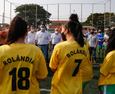 O governador Carlos Massa Ratinho Junior participou nesta quinta-feira (30), em Rolândia, na Região Norte, da inauguração de duas unidades do Meu Campinho, um dos principais programas de esporte e lazer do Governo do Estado. Ele anunciou  também a liberação de R$ 1.799.678,06 para a retomada da construção de um novo Centro Municipal de Educação Infantil (CMEI). 
Foto: Jonathan Campos/AEN