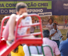 O governador Carlos Massa Ratinho Junior participou nesta quinta-feira (30), em Rolândia, na Região Norte, da inauguração de duas unidades do Meu Campinho, um dos principais programas de esporte e lazer do Governo do Estado. Ele anunciou  também a liberação de R$ 1.799.678,06 para a retomada da construção de um novo Centro Municipal de Educação Infantil (CMEI). 
Foto: Jonathan Campos/AEN