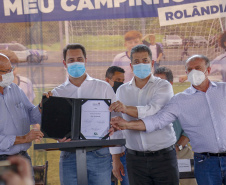 O governador Carlos Massa Ratinho Junior participou nesta quinta-feira (30), em Rolândia, na Região Norte, da inauguração de duas unidades do Meu Campinho, um dos principais programas de esporte e lazer do Governo do Estado. Ele anunciou  também a liberação de R$ 1.799.678,06 para a retomada da construção de um novo Centro Municipal de Educação Infantil (CMEI). 
Foto Gilson Abreu/AEN