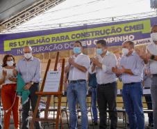 O governador Carlos Massa Ratinho Junior participou nesta quinta-feira (30), em Rolândia, na Região Norte, da inauguração de duas unidades do Meu Campinho, um dos principais programas de esporte e lazer do Governo do Estado. Ele anunciou  também a liberação de R$ 1.799.678,06 para a retomada da construção de um novo Centro Municipal de Educação Infantil (CMEI). 
Foto Gilson Abreu/AEN