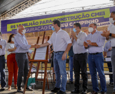 O governador Carlos Massa Ratinho Junior participou nesta quinta-feira (30), em Rolândia, na Região Norte, da inauguração de duas unidades do Meu Campinho, um dos principais programas de esporte e lazer do Governo do Estado. Ele anunciou  também a liberação de R$ 1.799.678,06 para a retomada da construção de um novo Centro Municipal de Educação Infantil (CMEI). 
Foto Gilson Abreu/AEN