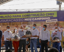 O governador Carlos Massa Ratinho Junior participou nesta quinta-feira (30), em Rolândia, na Região Norte, da inauguração de duas unidades do Meu Campinho, um dos principais programas de esporte e lazer do Governo do Estado. Ele anunciou  também a liberação de R$ 1.799.678,06 para a retomada da construção de um novo Centro Municipal de Educação Infantil (CMEI). 
Foto Gilson Abreu/AEN