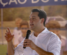 O governador Carlos Massa Ratinho Junior participou nesta quinta-feira (30), em Rolândia, na Região Norte, da inauguração de duas unidades do Meu Campinho, um dos principais programas de esporte e lazer do Governo do Estado. Ele anunciou  também a liberação de R$ 1.799.678,06 para a retomada da construção de um novo Centro Municipal de Educação Infantil (CMEI). 
Foto Gilson Abreu/AEN