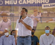 O governador Carlos Massa Ratinho Junior participou nesta quinta-feira (30), em Rolândia, na Região Norte, da inauguração de duas unidades do Meu Campinho, um dos principais programas de esporte e lazer do Governo do Estado. Ele anunciou  também a liberação de R$ 1.799.678,06 para a retomada da construção de um novo Centro Municipal de Educação Infantil (CMEI). 
Foto Gilson Abreu/AEN