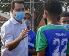 O governador Carlos Massa Ratinho Junior participou nesta quinta-feira (30), em Rolândia, na Região Norte, da inauguração de duas unidades do Meu Campinho, um dos principais programas de esporte e lazer do Governo do Estado. Ele anunciou  também a liberação de R$ 1.799.678,06 para a retomada da construção de um novo Centro Municipal de Educação Infantil (CMEI). 
Foto Gilson Abreu/AEN