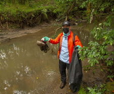 Voluntários da Sanepar e parceiros retiraram cerca de uma tonelada de resíduos da Barragem do Passaúna e do entorno, na manhã desta quinta-feira (30), em Curitiba. O trabalho foi feito com caiaques, stand-ups, canoas e até bicicleta. Participaram cerca de 75 pessoas, da Prefeitura de Curitiba, Rotary Club, Passaúna Paddle Club e da comunidade. -  Curitiba, 30/09/2021  -  Foto: André Thiago/Sanepar