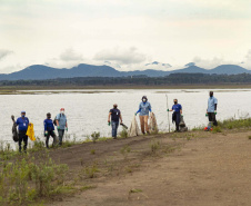 Voluntários da Sanepar e parceiros retiraram cerca de uma tonelada de resíduos da Barragem do Passaúna e do entorno, na manhã desta quinta-feira (30), em Curitiba. O trabalho foi feito com caiaques, stand-ups, canoas e até bicicleta. Participaram cerca de 75 pessoas, da Prefeitura de Curitiba, Rotary Club, Passaúna Paddle Club e da comunidade. -  Curitiba, 30/09/2021  -  Foto: André Thiago/Sanepar