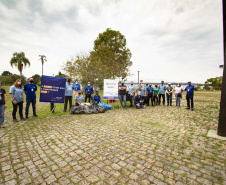Voluntários da Sanepar e parceiros retiraram cerca de uma tonelada de resíduos da Barragem do Passaúna e do entorno, na manhã desta quinta-feira (30), em Curitiba. O trabalho foi feito com caiaques, stand-ups, canoas e até bicicleta. Participaram cerca de 75 pessoas, da Prefeitura de Curitiba, Rotary Club, Passaúna Paddle Club e da comunidade. -  Curitiba, 30/09/2021  -  Foto: André Thiago/Sanepar