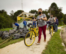 Voluntários da Sanepar e parceiros retiraram cerca de uma tonelada de resíduos da Barragem do Passaúna e do entorno, na manhã desta quinta-feira (30), em Curitiba. O trabalho foi feito com caiaques, stand-ups, canoas e até bicicleta. Participaram cerca de 75 pessoas, da Prefeitura de Curitiba, Rotary Club, Passaúna Paddle Club e da comunidade. -  Curitiba, 30/09/2021  -  Foto: André Thiago/Sanepar