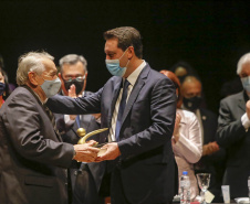 O governador Carlos Massa Ratinho Junior participou nesta quinta-feira (30) da solenidade em comemoração ao Jubileu de Ouro do HU-UEL, reforçando a importância da organização para o Estado, destacando os feitos mais recentes.
Foto Gilson Abreu/AEN