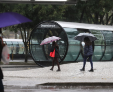 Diferente de setembro, novo mês começa com chuva no Paraná, que deverá permanecer no final de semana. Foto:Geraldo Bubniak/AEN