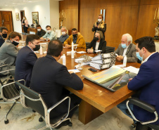 Governador Carlos Massa Ratinho Junior recebe projeto da ponte do Rio Ivai.  -  Curitiba, 04/10/2021  -  Foto: Ari Dias/ AEN.
