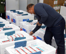 As 344.210 doses da vacina contra a Covid-19 referentes à 56ª pauta de distribuição do Ministério da Saúde chegaram ao Paraná nesta terça-feira (5). Foto: Américo Antonio/SESA