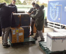 As 344.210 doses da vacina contra a Covid-19 referentes à 56ª pauta de distribuição do Ministério da Saúde chegaram ao Paraná nesta terça-feira (5). Foto: Américo Antonio/SESA
