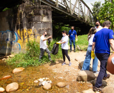 Em Morretes, cerca de 250 quilos de resíduos foram retirados das margens do rio. Evento marcou o início da semana do Voluntariado e  teve a participação da primeira-dama Luciana Saito Massa e do presidente da Sanepar, Claudio Stabile  -  Curitiba, 27/09/2021  -  Foto: André Thiago/Sanepar