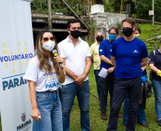 Em Morretes, cerca de 250 quilos de resíduos foram retirados das margens do rio. Evento marcou o início da semana do Voluntariado e  teve a participação da primeira-dama Luciana Saito Massa e do presidente da Sanepar, Claudio Stabile  -  Curitiba, 27/09/2021  -  Foto: André Thiago/Sanepar