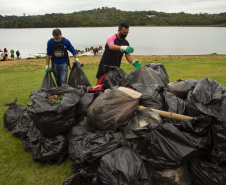 Voluntários da Sanepar e parceiros retiraram cerca de uma tonelada de resíduos da Barragem do Passaúna e do entorno, na manhã desta quinta-feira (30), em Curitiba. O trabalho foi feito com caiaques, stand-ups, canoas e até bicicleta. Participaram cerca de 75 pessoas, da Prefeitura de Curitiba, Rotary Club, Passaúna Paddle Club e da comunidade. -  Curitiba, 30/09/2021  -  Foto: André Thiago/Sanepar