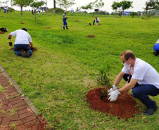 O mutirão ambiental realizado nesta quinta-feira (30) em Cascavel retirou cerca de 12 mil quilos de lixo e entulho nas áreas da bacia do Rio Cascavel, da região do Lago Municipal às margens da BR 277. A ação, promovida pela Sanepar, em parceria com a Copel, Secretaria Municipal de Meio Ambiente, ONG Amigos dos Rios, teve ajuda do Clube Regatas Cascavel, Rotary Clube Integração e voluntários da cidade.  -  Cascavel, 30/09/2021  -  Foto: Sanepar