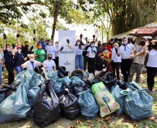 Nesta segunda-feira (27), 18 voluntários participaram da ação de limpeza de praias nas comunidades de Europinha e Ilha do Teixeira, no entorno dos portos de Paranaguá e Antonina, na Baía de Paranaguá. - Paranaguá, 27/09/2021  -  Foto: Claudio Neves/Portos do Paraná