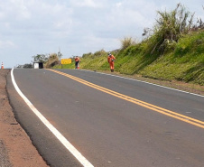 Serviços de conservação na PR-170 entre Apucarana e Borrazópolis, no Vale do Ivaí - conhecida como Rodovia do Milho.  -  Curitiba, 08/10/2021  -  foto: DER-PR