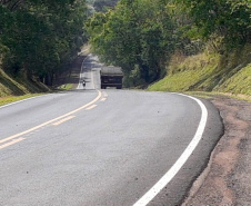 Serviços de conservação na PR-170 entre Apucarana e Borrazópolis, no Vale do Ivaí - conhecida como Rodovia do Milho.  -  Curitiba, 08/10/2021  -  foto: DER-PR