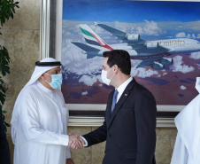 Em reunião com executivos da Emirates, Governador busca voo direto entre Paraná e Dubai. Foto: Governo do Paraná