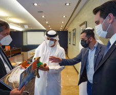 Em reunião com executivos da Emirates, Governador busca voo direto entre Paraná e Dubai. Foto: Governo do Paraná