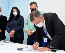 A Secretaria de Estado da Saúde (Sesa) assinou um termo de cooperação técnico científica nesta quarta-feira (13) para implantação e desenvolvimento de atividades de ensino, pesquisa e expansão no Hospital Regional do Litoral (HRL) de Paranaguá, em parceria com a Universidade Estadual do Paraná (Unespar). - Paranaguá, 13/10/2021  -  Foto: Américo Antonio/SESA