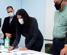 A Secretaria de Estado da Saúde (Sesa) assinou um termo de cooperação técnico científica nesta quarta-feira (13) para implantação e desenvolvimento de atividades de ensino, pesquisa e expansão no Hospital Regional do Litoral (HRL) de Paranaguá, em parceria com a Universidade Estadual do Paraná (Unespar). - Paranaguá, 13/10/2021  -  Foto: Américo Antonio/SESA