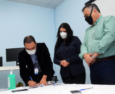 A Secretaria de Estado da Saúde (Sesa) assinou um termo de cooperação técnico científica nesta quarta-feira (13) para implantação e desenvolvimento de atividades de ensino, pesquisa e expansão no Hospital Regional do Litoral (HRL) de Paranaguá, em parceria com a Universidade Estadual do Paraná (Unespar). - Paranaguá, 13/10/2021  -  Foto: Américo Antonio/SESA