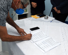 A Secretaria de Estado da Saúde (Sesa) assinou um termo de cooperação técnico científica nesta quarta-feira (13) para implantação e desenvolvimento de atividades de ensino, pesquisa e expansão no Hospital Regional do Litoral (HRL) de Paranaguá, em parceria com a Universidade Estadual do Paraná (Unespar). - Paranaguá, 13/10/2021  -  Foto: Américo Antonio/SESA