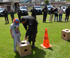 Servidores do Departamento Penitenciário do Paraná organizaram uma campanha para arrecadação de doces e brinquedos que foram entregues nesta quarta-feira (13), a crianças do Centro Municipal de Educação Infantil Ana Maria, em Piraquara, na Região Metropolitana de Curitiba. Além dos presentes, uma apresentação com cães que atuam no sistema prisional alegrou a tarde da criançada.  -  Curitiba, 14/10/2021 - Foto: DEPEN/PR