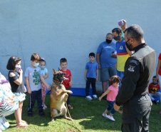 Servidores do Departamento Penitenciário do Paraná organizaram uma campanha para arrecadação de doces e brinquedos que foram entregues nesta quarta-feira (13), a crianças do Centro Municipal de Educação Infantil Ana Maria, em Piraquara, na Região Metropolitana de Curitiba. Além dos presentes, uma apresentação com cães que atuam no sistema prisional alegrou a tarde da criançada.  -  Curitiba, 14/10/2021 - Foto: DEPEN/PR